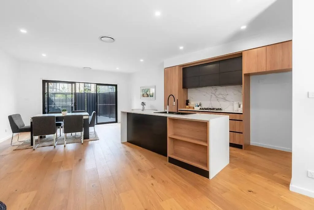 O'Connor 3 Bedroom Townhouse In Canberra 0*,